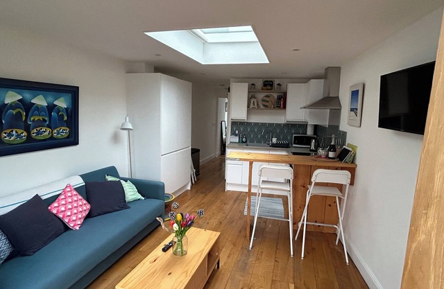Gorgeous light annex 1 minute from the beach, v near Goodwood. Come to the sea.