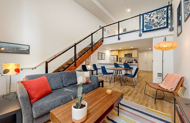 Gorgeous loft in heart of Wallingford with walk score of 96, rooftop deck, & AC