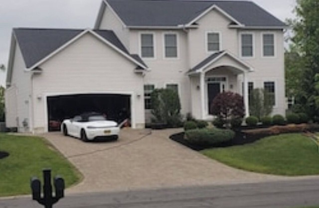 Gorgeous newer 2 story house in friendly neighborhood w salt water hot tub