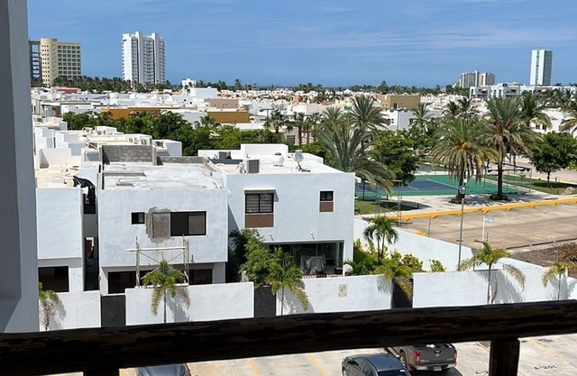 Gorgeous Newly built Apartment walking distance to the Beach