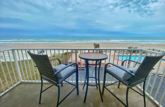 Gorgeous Ocean Front Spacious Studio in Daytona - Up 6 Guests!