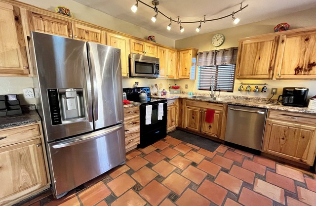 Gorgeous pool and spa, Beautiful home, Plenty of space- 10 minutes to U of A!