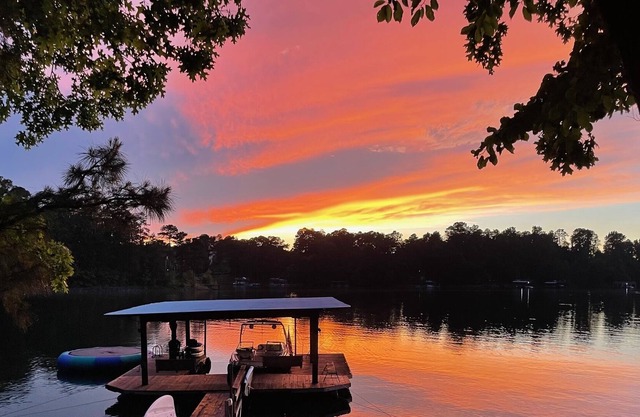 Gorgeous renovated Lakefront retreat! South end, two docks!