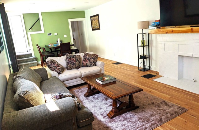 Gorgeous Renovated Townhouse in the Heart of the City. 2 Mi. to OSU and Downtown