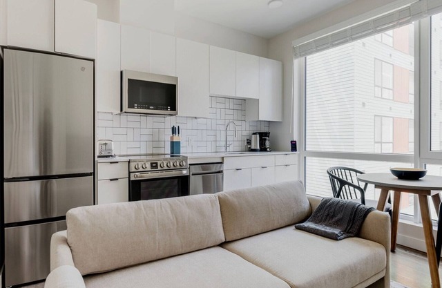 Gorgeous Revere Studio w/Firepit, Spa, W/D, A/C & Gym, by Blueground