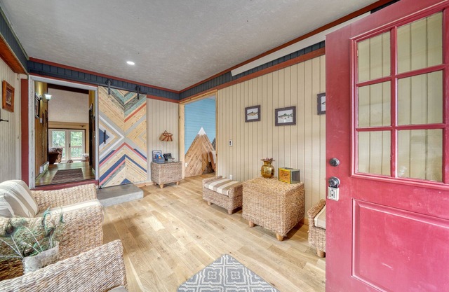 Gorgeous Rippling Waters! Private Hot Tub- Spectacular Views!