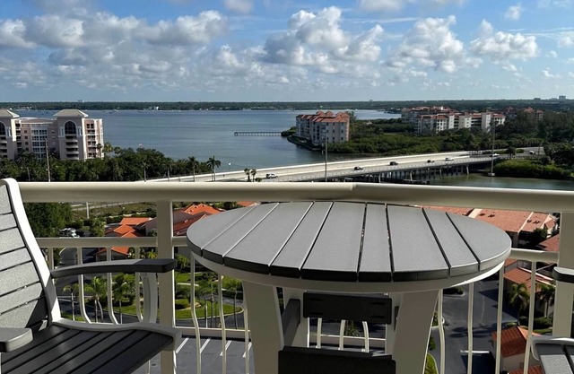 Gorgeous views 5 minutes from St Pete Beach! Tons of amenities!