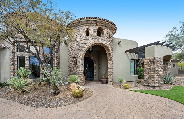 Gorgeous villa with private pool, in-ground spa, sauna & home theater