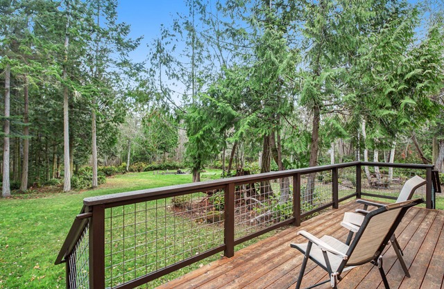 Gorgeous Wooded Retreat w/Fireplace, Firepit, Deck, Yard, W/D and private loft