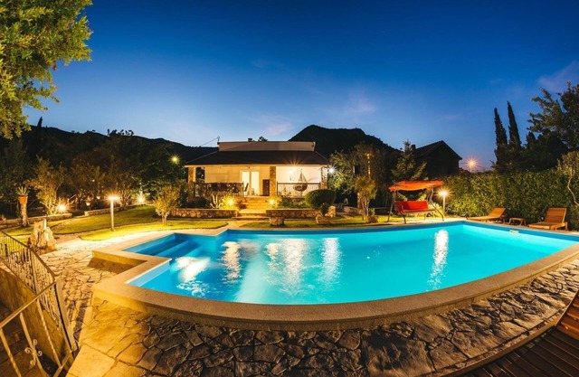 Gorgeus Villa Gana by the river