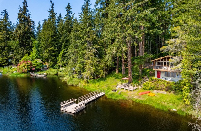 Goss Lake Getaway by AvantStay | Lakefront Escape