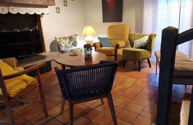 Grand Gite Nature, Idéal en Famille Entre Amis, 6 ch Piscine, Jardin, 12/14 p