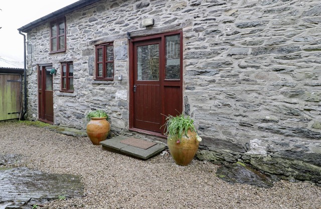 GRAIG LAS THE BARN, pet friendly in Llanrhaeadr-Ym-Mochnant