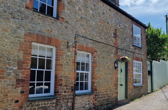 GRANARY COTTAGE, family friendly, with open fire in Warminster