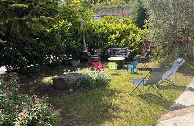 Grand Appartement Indépendant au Calme Dans Maison Avec Jardin