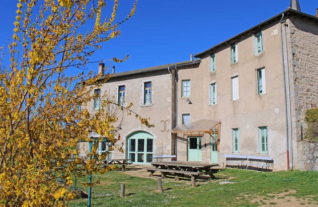 "Grand Gîte pour 14 personnes avec jardin et toutes commodités près de stations de ski et loisirs"