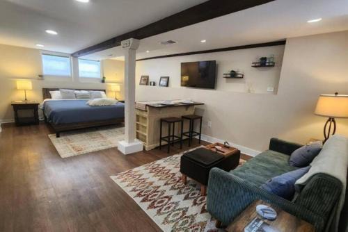 Grand Hideaway - King Bed!