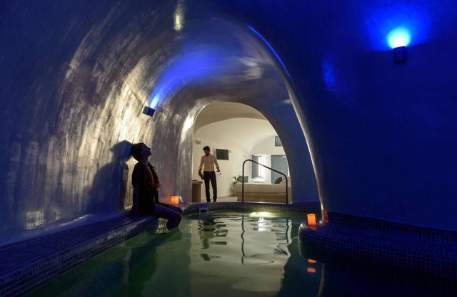 Grand Luxury Suite with indoor Pool & outdoor Hot tub at Pegasus Suites & Spa