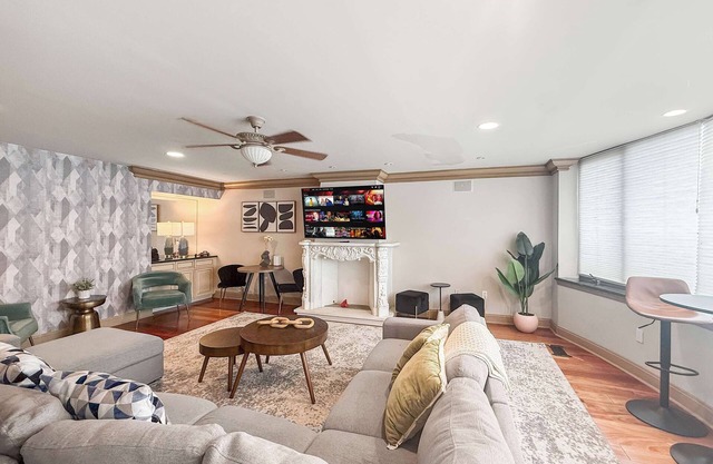 Grand Queen Village Retreat