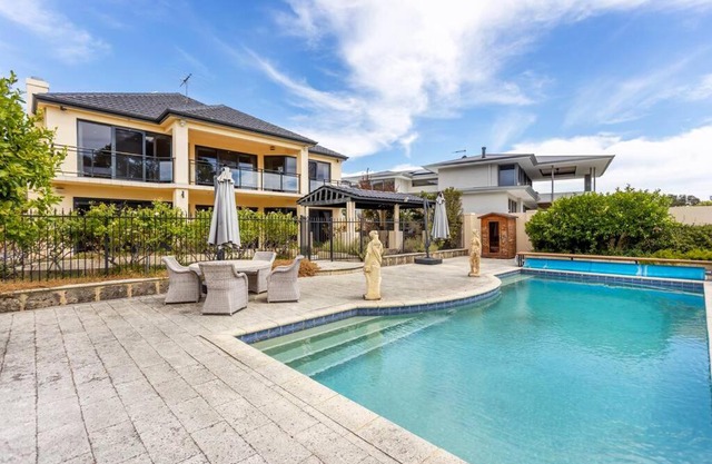 Grand Riverview Manor with pool & river access - EXECUTIVE ESCAPES