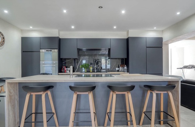 Grande maison jardin terrasse moderne parking 12 pers