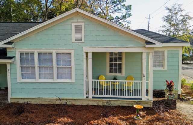Grandma's Place! Charming and Cozy 2-bedroom apartment w/Wi-Fi & AC