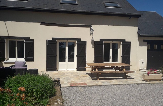 Grange Réhabilitée en une Charmante Maison en Pleine Campagne Avec vue Dégagée!