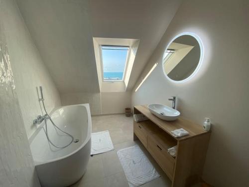 Granville/Maison entièrement rénovée à 100 m des plages