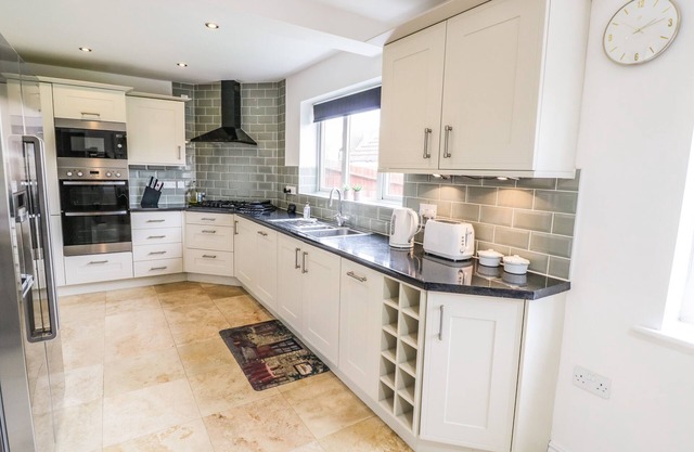 GRAPEVINE HOUSE, family friendly, with a garden in Balsall Common