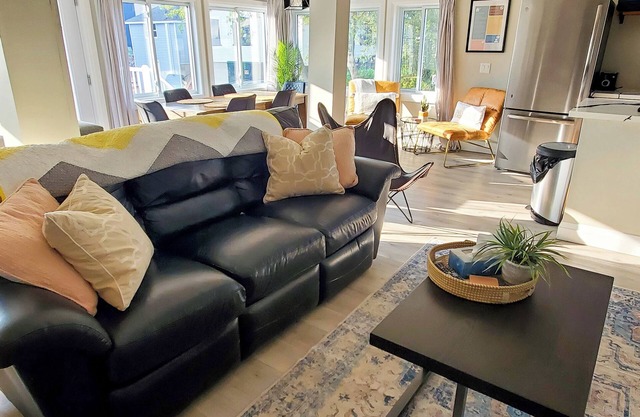 Gray Haven: Perfect Fall/Winter Getaway, Lake View Patio, Hot Tub