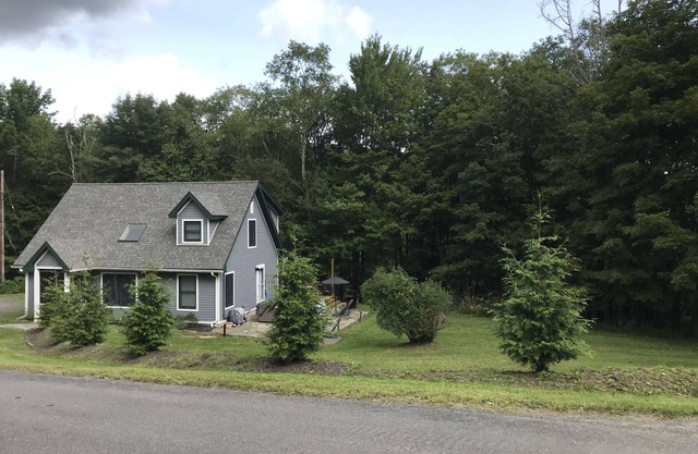 Gray House by the Slopes- Luxury retreat for four seasons with hot tub #STRAO026