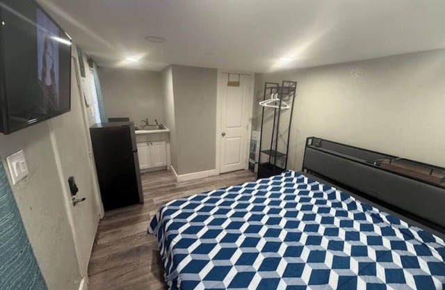 Gray & White Escape - Modern, Minimal, Memorable