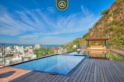 Great Apt with Rooftop Pool - Private Balcony