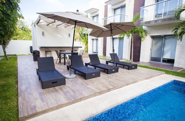 GREAT CHIC STUDIO, 15 MIN WALK TO THE BEACH, 2 POOL ACCESS