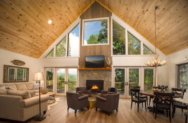 GREAT ESCAPE, RELAX & PLAY, 9 ACRES, SUPER VIEW, 2 DECKS, FIRE PIT, TRAILS &MORE