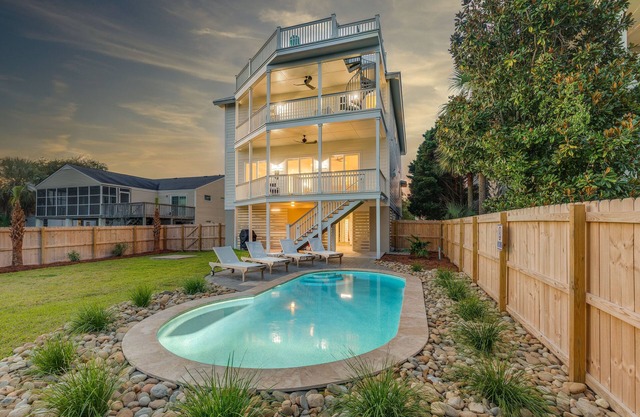 GREAT FALL/WINTER RATES/ROOFTOP/POOL/LUXURY/3 MINUTE TO BEACH/NEAR SULLIVAN'S