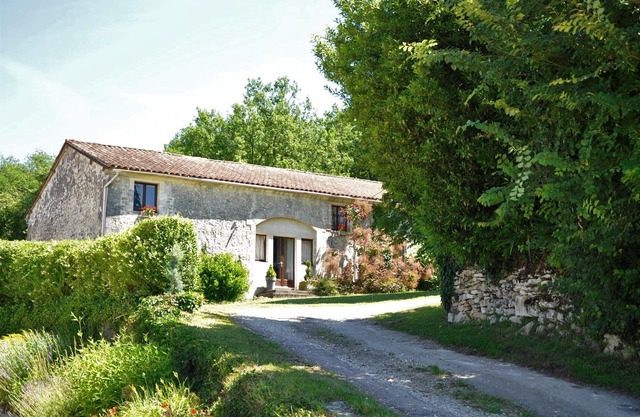 Great family house, Le Beuronne , Heated pool, games room, fishing lake,
