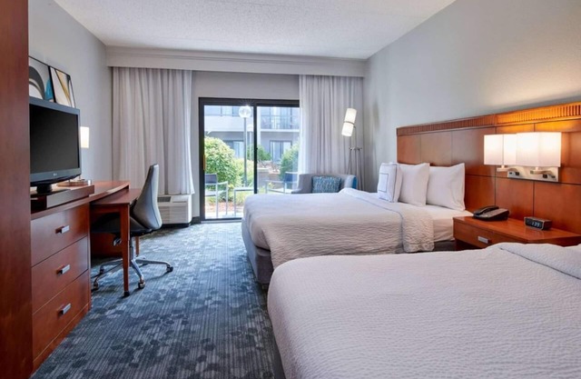 Great Getaway Spot! Unit w/Courtyard View, Pool, Pets are Allowed with Fee