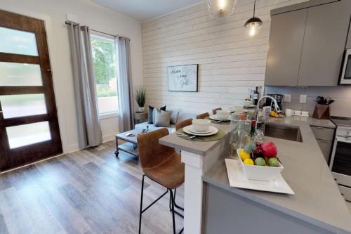 Great Location 1 Bedroom Sleeps 4