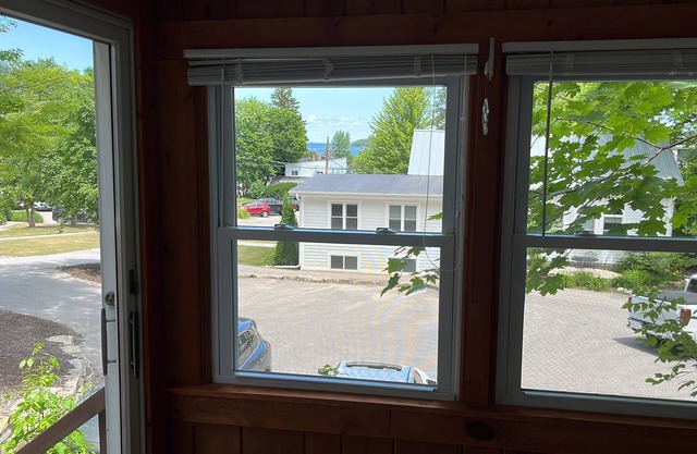 Great location 2 minutes Walking to downtown and to the lake