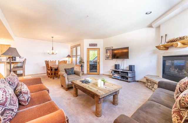 Great Location in Breck, Walk to Main Street! Private Hot Tub and Fireplace