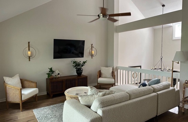 Great Location w/Amazing Views! Pet Friendly! Neighborhood Pool! Amenity Cards!