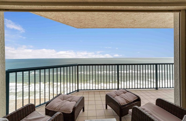 Great ocean view and great location - enjoy the sun, sand and waves