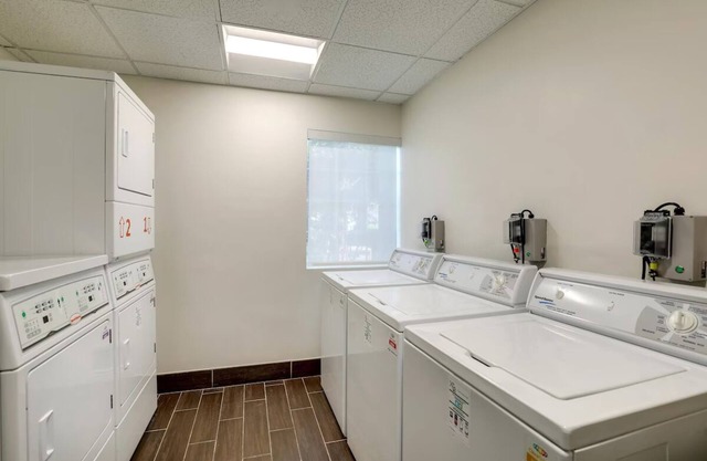 Great Pick! Unit with Kitchen, Free Breakfast, Outdoor Pool, Pet-friendly!