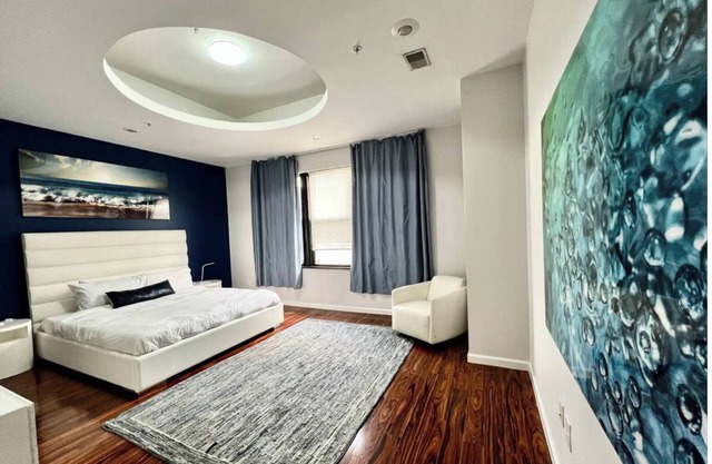 Great place to stay! 2Bd Apt in Center City next to Reading terminal!