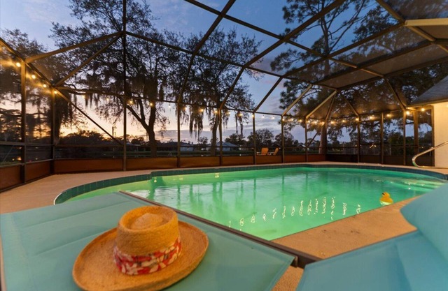 Great Sunsets on Lake & Heated Pool /4-bedroom house