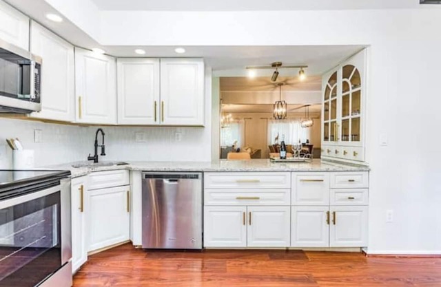 Great townhome near N. Hills with community pool