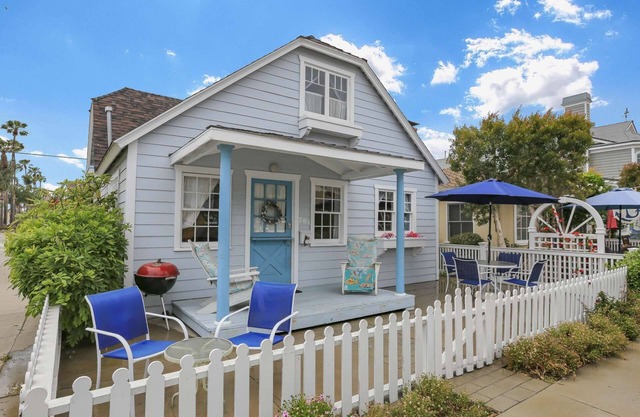 Great Value! Classic Cottage on Balboa Island, Walk to Beach/Marine Ave, Corner Lot, Spacious Patio