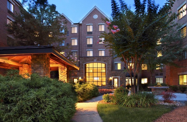 Great Value! Cozy 2 Bedroom Suite in Mclean | Free Breakfast + 24h Business Center