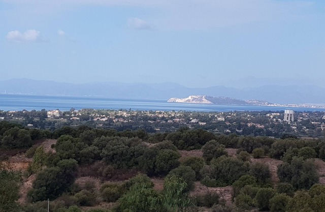 Great view of the bay-high quality furnishings-a few minutes from the beach